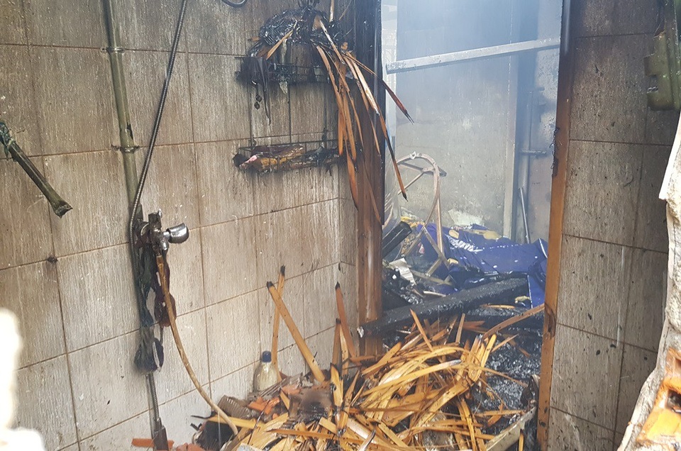 Hai cha con thương vong vì cháy lớn, nghi do tự phóng hỏa - 4 
Vụ cháy lớn khiến bên trong căn nhà cháy tan hoang.