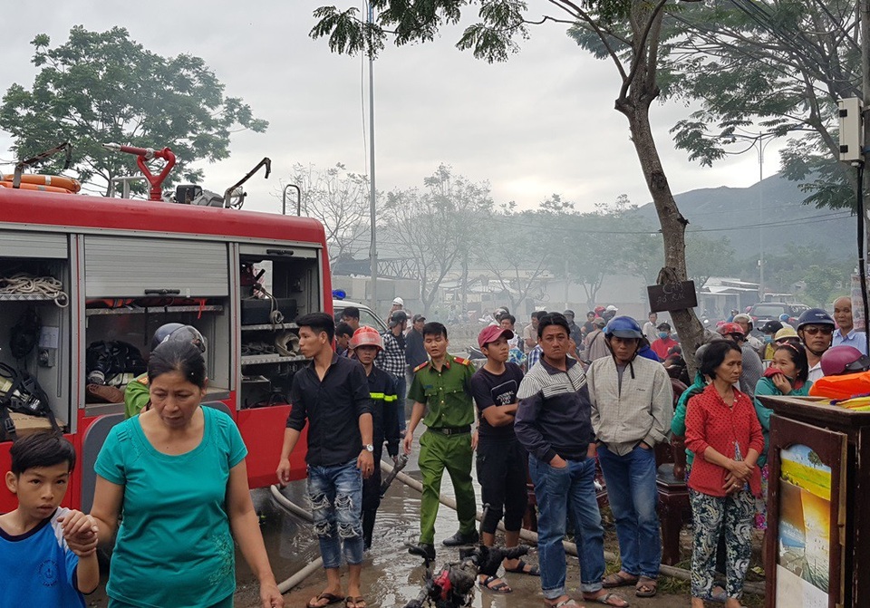 Vụ người đàn ông ôm xăng vào nhà tự thiêu: Do mâu thuẫn với con trai? - 4 Hàng trăm người dân bàng hoàng theo dõi diến biến vụ việc