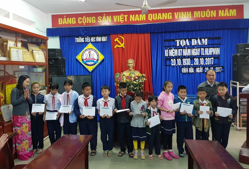Grobest Việt Nam trao 110 suất học bổng đến học sinh vùng bão Khánh Hòa - 1 Lễ trao học bổng Grobest Việt Nam tại trường tiểu học Vĩnh Hòa 1 (TP Nha Trang, Khánh Hòa) diễn ra trong phòng do thời tiết không thuận lợi, sáng 15/1