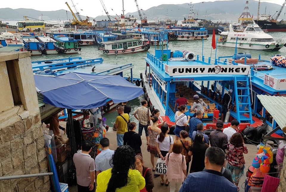 Nha Trang: Khách Trung Quốc nhộn nhịp ở bến tàu du lịch đầu năm 2018 - 3 Nha Trang: Khách Trung Quốc nhộn nhịp ở bến tàu du lịch đầu năm 2018 - 3