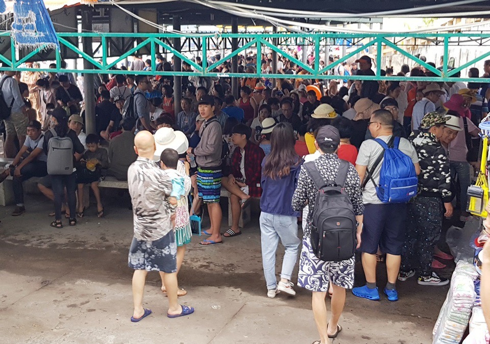 Nha Trang: Khách Trung Quốc nhộn nhịp ở bến tàu du lịch đầu năm 2018 - 5 Nhà hành khách bến tàu đông nghịt du khách ngồi chờ ca nô