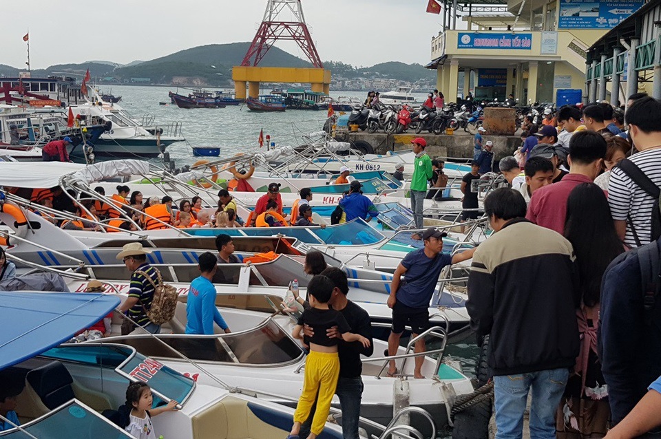 Nha Trang: Khách Trung Quốc nhộn nhịp ở bến tàu du lịch đầu năm 2018 - 6 Nha Trang: Khách Trung Quốc nhộn nhịp ở bến tàu du lịch đầu năm 2018 - 6