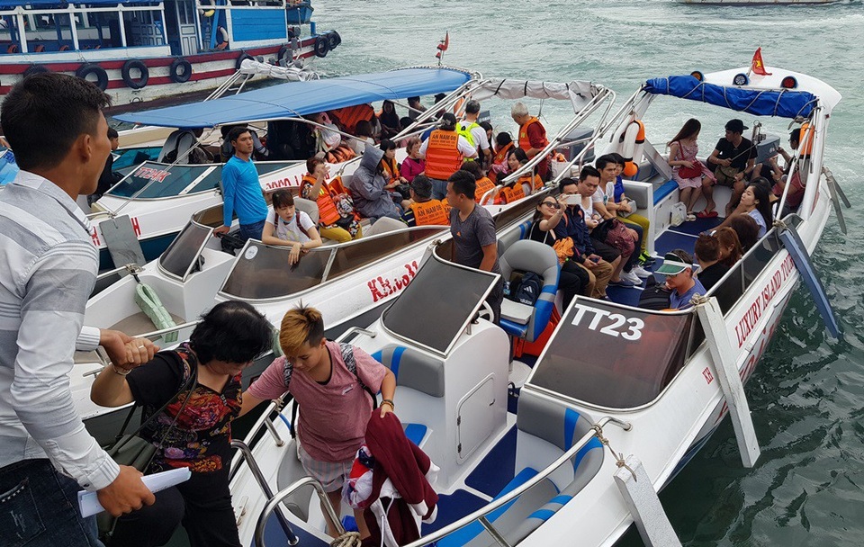 Nha Trang: Khách Trung Quốc nhộn nhịp ở bến tàu du lịch đầu năm 2018 - 8 Du khách lên ca nô đi tham quan các đảo trên Vịnh Nha Trang