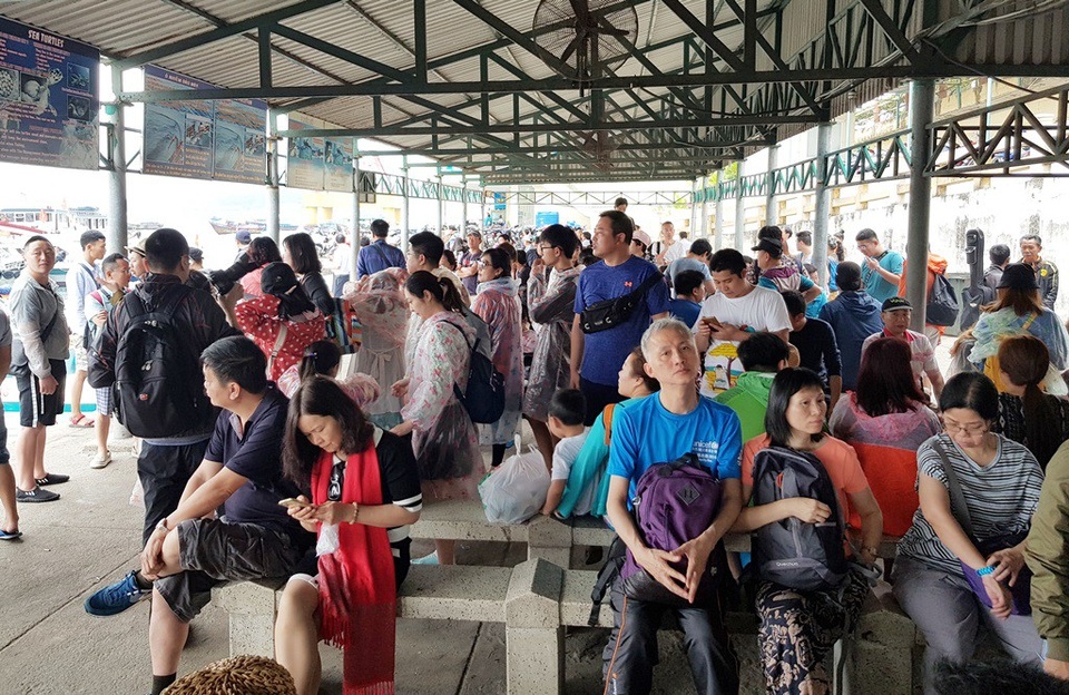 Nha Trang: Khách Trung Quốc nhộn nhịp ở bến tàu du lịch đầu năm 2018 - 9 Nha Trang: Khách Trung Quốc nhộn nhịp ở bến tàu du lịch đầu năm 2018 - 9