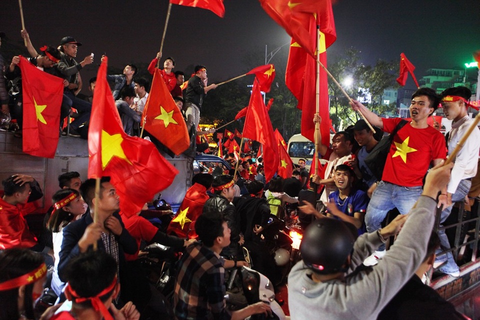 Màn ăn mừng bùng nổ ở hồ Gươm sau khi U23 Việt Nam vào chung kết - 3
Cổ động viên trên những chiếc xe tải hướng về khu vực bờ hồ, vừa phất cờ vừa hô vang liên tục.
