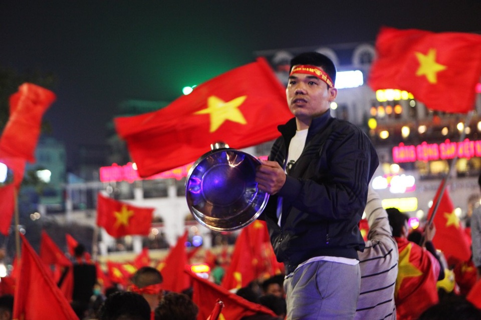 Màn ăn mừng bùng nổ ở hồ Gươm sau khi U23 Việt Nam vào chung kết - 10
Bất cứ thứ gì có thể tạo ra âm thanh được trưng dụng để cổ động, từ loa thùng cho tới xoong chảo.