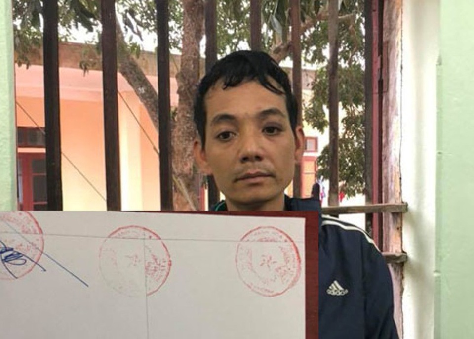 Đối tượng Lê Văn Cường và tang vật vụ án (Ảnh: Công an Thanh Hóa)