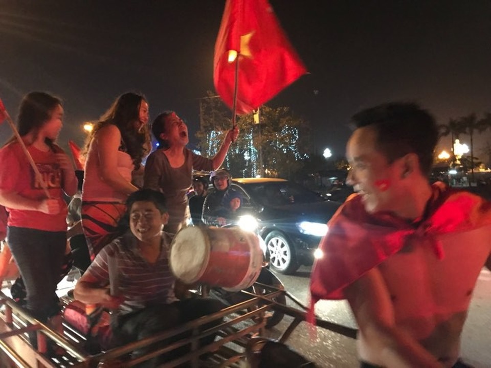 Mọi ngả đường tê liệt sau chiến thắng "không tưởng" của U23 Việt Nam - 28
Xe ba gác mừng chiến thắng ở Nghệ An (Ảnh: Nguyễn Duy)