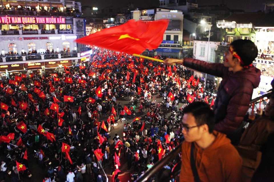 Màn ăn mừng bùng nổ ở hồ Gươm sau khi U23 Việt Nam vào chung kết - 2
Mọi ngả đường dẫn về hồ Gươm đều kín đặc người cùng cờ đỏ sao vàng.