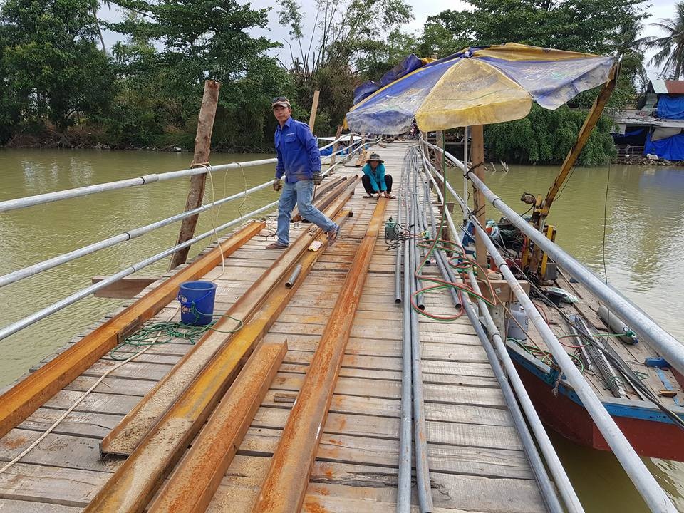 Hoàn thiện cầu gỗ bị lũ cuốn cho học sinh Nha Trang đi học - 2 Hiện nay, cầu gỗ này đã được thông nhằm phục vụ miễn phí cho học sinh, giáo viên qua sông dạy học