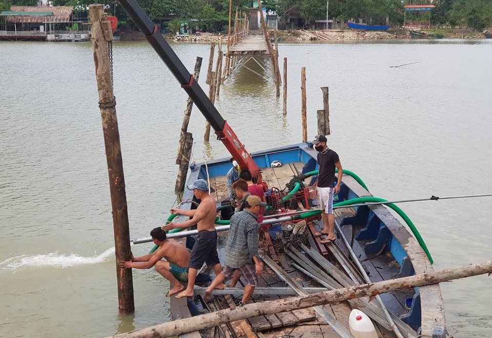 Cầu gỗ bị lũ cuốn lần 2 ở Nha Trang: Sửa chữa 50m cho học sinh qua sông - 2 Công nhân tiến hành đóng cọc xuống lòng sông, khẩn trương khắc phục cầu gỗ