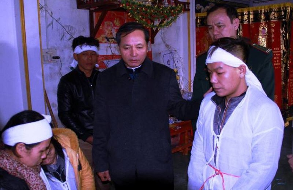Vụ 15 thuyền viên mất tích: tìm thấy 1 thi thể - 2 Ông Nguyễn Đức Quyền - Phó chủ tịch Thường trực UBND tỉnh Thanh Hóa thăm hỏi, động viên các gia đình thuyền viên bị gặp nạn trên địa bàn huyện Tĩnh Gia.