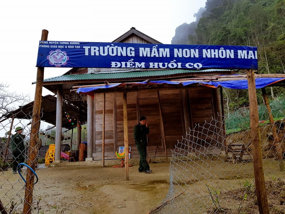 Học sinh Huồi Cọ đốt lửa sưởi ấm học bài trong lớp - 1 Bản Huồi Cọ, xã Nhôn Mai, huyện Tương Dương, có 100% là đồng bào Mông sinh sống. Những ngày này nhiệt độ ban ngày có khi xuống dưới 3 độ C. Để đảm bảo sức khỏe cho các em, các thầy cô giáo ở các điểm trường đã có nhiều cách chống rét cho học sinh.