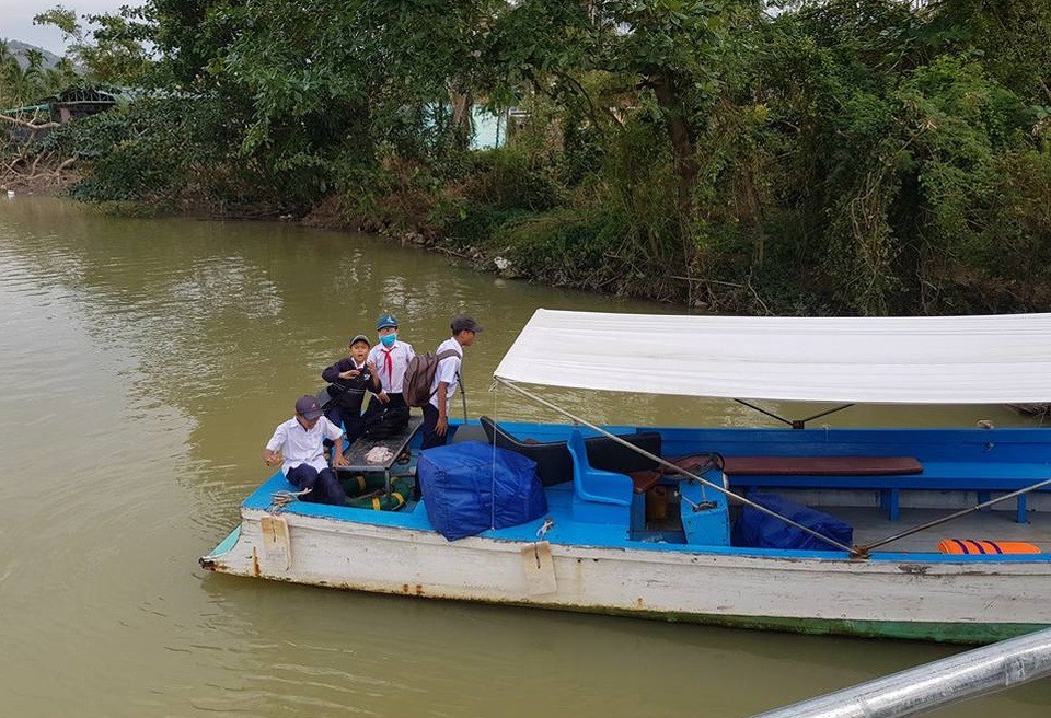 Cầu gỗ bị lũ cuốn lần 2 ở Nha Trang: Sửa chữa 50m cho học sinh qua sông - 4 Học sinh đi thuyền để đến trường sau khi cầu gỗ bị nước lũ làm hư hỏng và cuốn trôi lần 2, hôm 5/1
