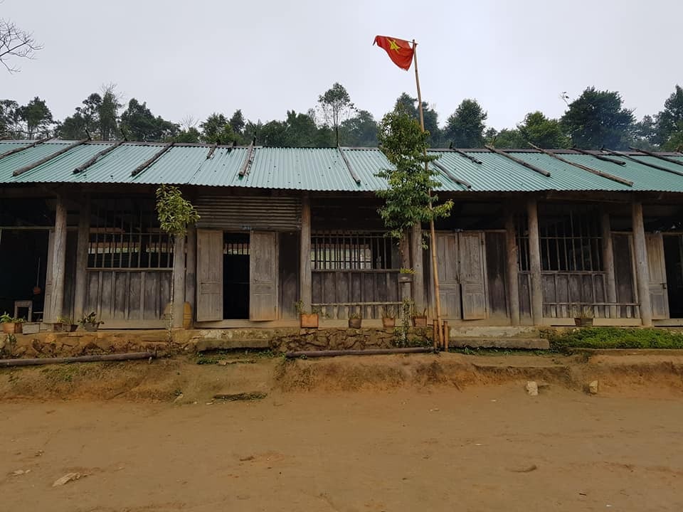 Học sinh Huồi Cọ đốt lửa sưởi ấm học bài trong lớp - 2 Điểm trường Tiểu học Nhôn Mai nằm chót vót trên đỉnh núi, có 4 lớp với 30 học sinh do 4 thầy giáo phụ trách. Mặc dù giá rét nhưng sĩ số học sinh vẫn luôn đảm bảo.