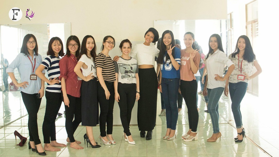 Hình ảnh của HHen Niê (áo croptop trắng) và Thuỳ Dung (thứ 3 từ trái sang) thưở HHen Niê hướng dẫn kĩ năng catwalk cho các thí sinh Hoa khôi Ngoại thương.