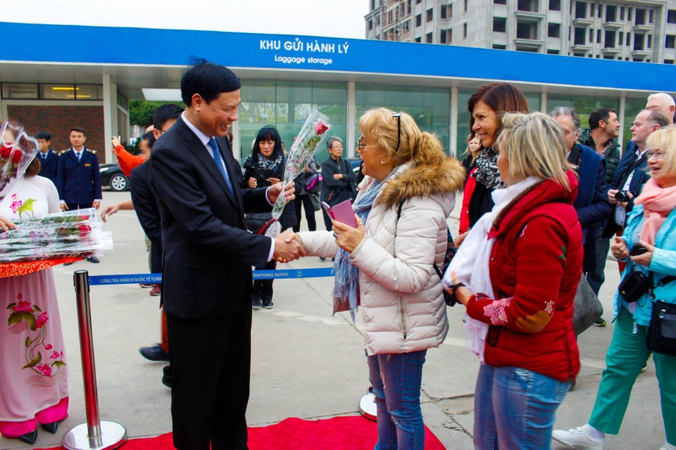 Đích thân ông Nguyễn Đức Long, Chủ tịch UBND tỉnh đã đón tiếp và tặng hoa những vị khách quốc tế đầu tiên đến xông vinh Hạ Long trong ngày đầu năm mới