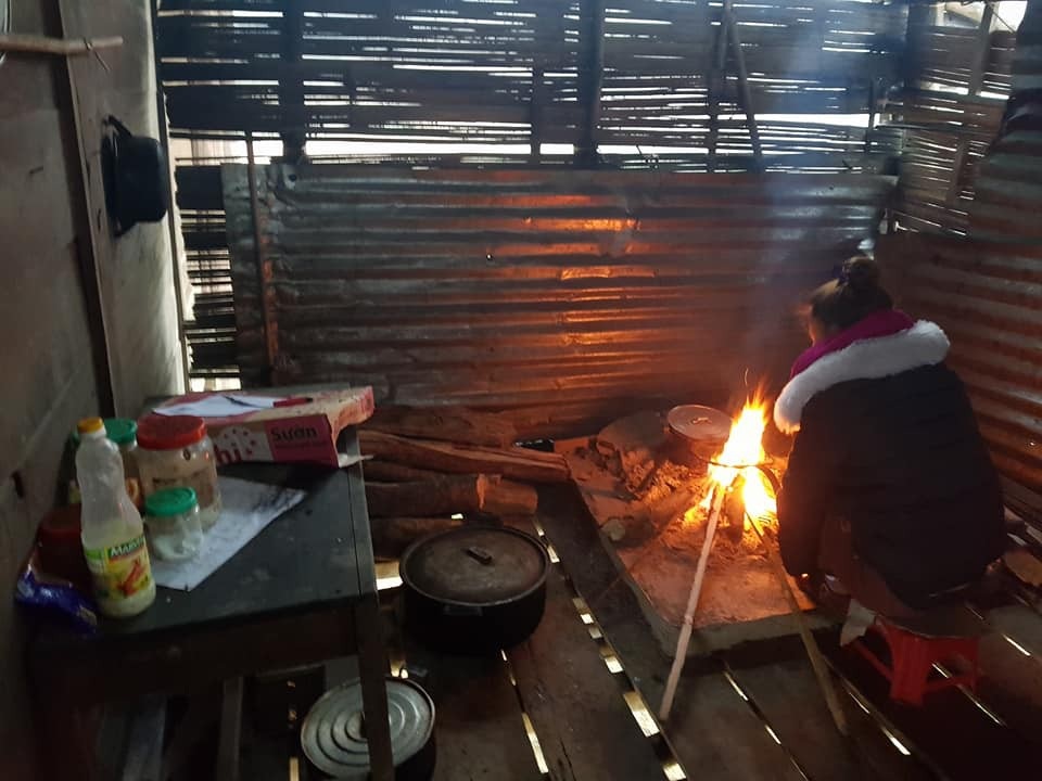Học sinh Huồi Cọ đốt lửa sưởi ấm học bài trong lớp - 4 Để chống chọi với cái rét, sưởi ấm là cách duy nhất trong căn bếp tuềnh toàng của các thầy cô nơi đây.