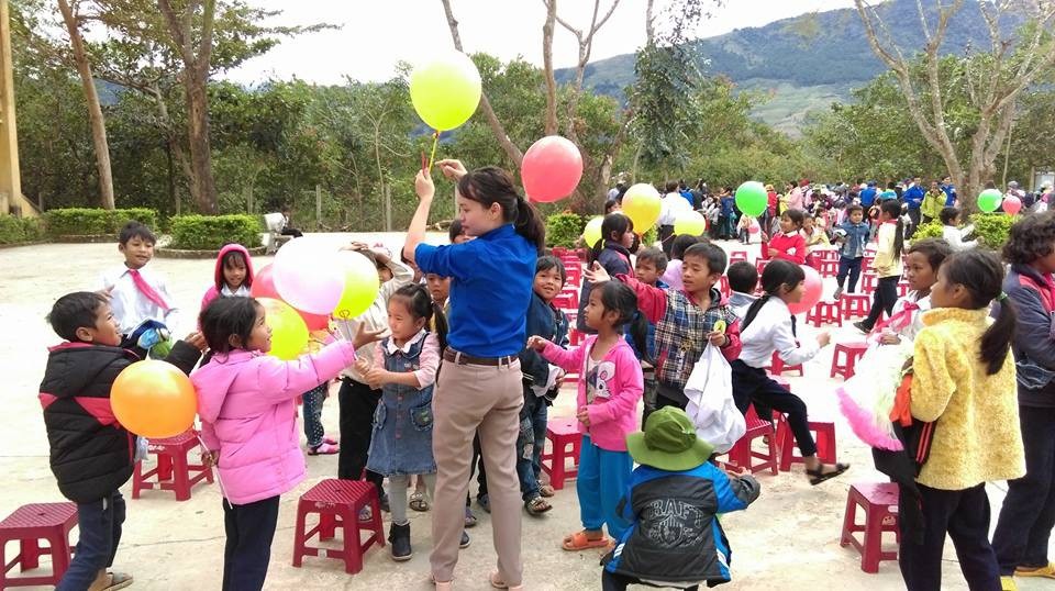 Chương trình “Xuân tình nguyện” giúp các hoàn cảnh khó khăn ở Lâm Đồng - 3 Các thanh niên trong màu áo xanh với nhiều hoạt động vui với cùng các em thiếu nhi xã Đạ Tông