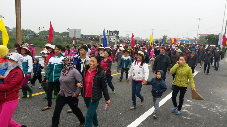 Người dân 2 huyện nô nức , phấn khởi đi trên cây cầu mới