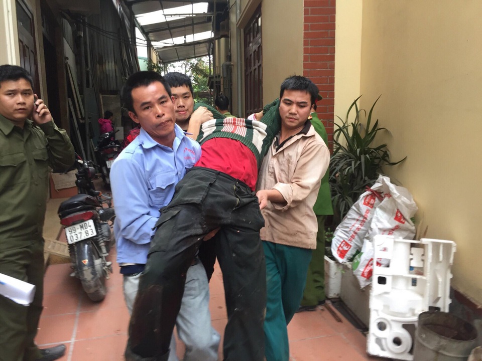 Một người bị vỡ nát tay khi nhặt vỏ đạn sau vụ nổ ở Bắc Ninh - 2
Anh Hà bị thương nặng, được đưa đi cấp cứu.