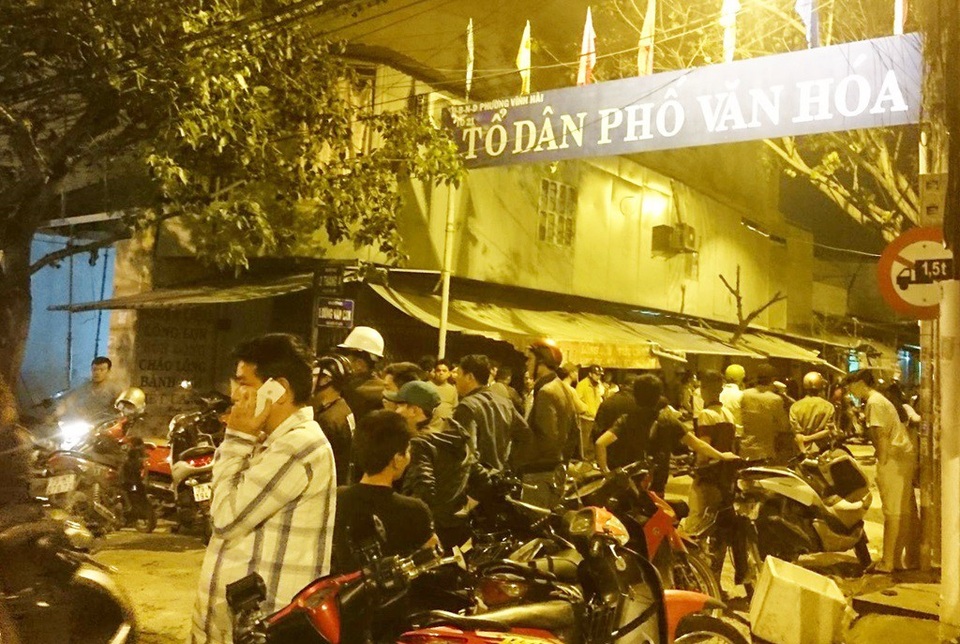 Người phụ nữ chết bên vũng máu trong tiệm massage ở Nha Trang - 1 Hiện trường nơi phát hiện người phụ nữ tử vong trong tiệm cắt tóc với nhiều vết thương, khuya 31/12/2017