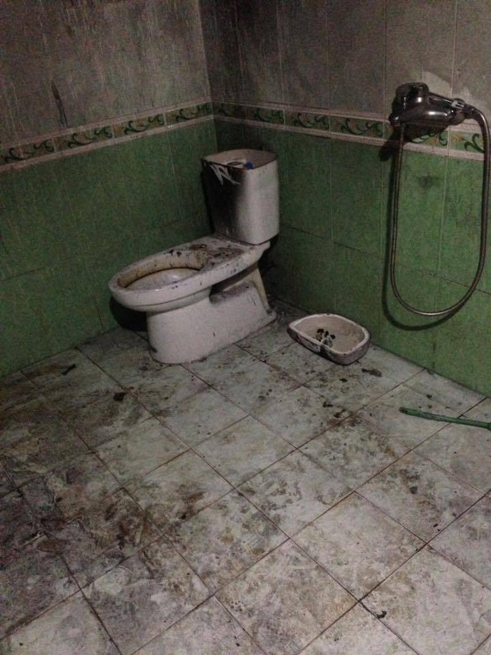 Hãi hùng video bình nóng lạnh phát nổ cháy đen trong nhà tắm - 3 Rất may khi xảy ra sự việc không có ai ở bên trong. Ảnh: T.T
