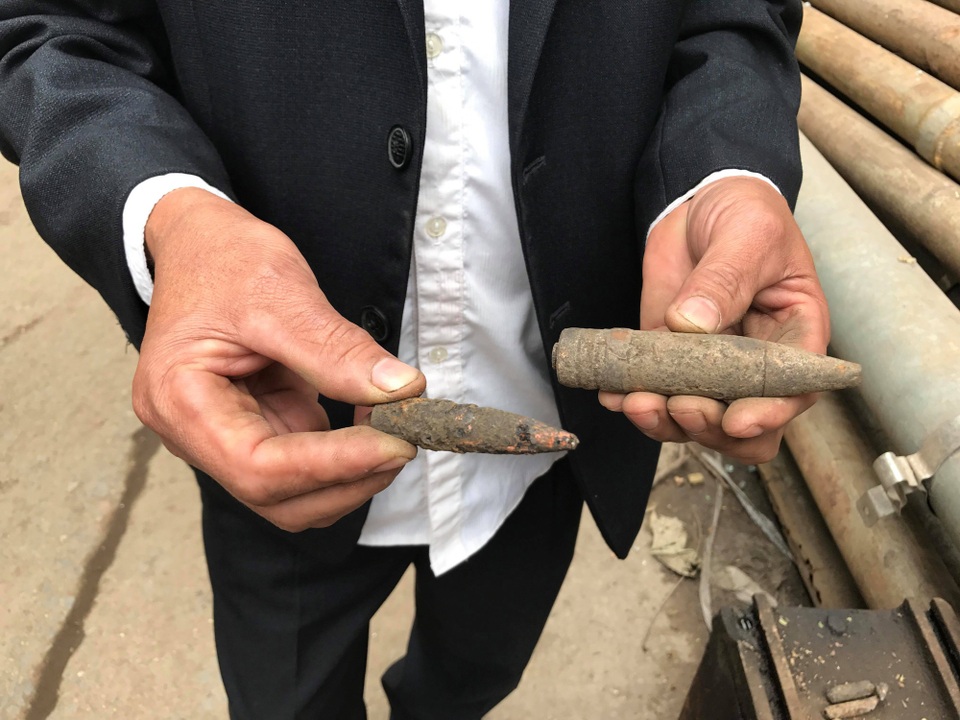 Một người bị vỡ nát tay khi nhặt vỏ đạn sau vụ nổ ở Bắc Ninh - 1
Những đầu đạn ẩn chứa nhiều nguy hiểm vương vãi khắp nơi sau vụ nổ.
