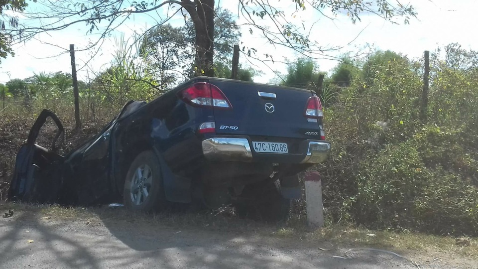 Xe đi ăn cưới đâm vào gốc cây, 1 người tử vong, 4 trọng thương - 1 Chiếc xe tông vào gốc cây ven đường