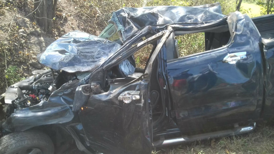 Xe đi ăn cưới đâm vào gốc cây, 1 người tử vong, 4 trọng thương - 2 Chiếc xe bị tông biến dạng khiến 5 người thương vong (ảnh CTV)