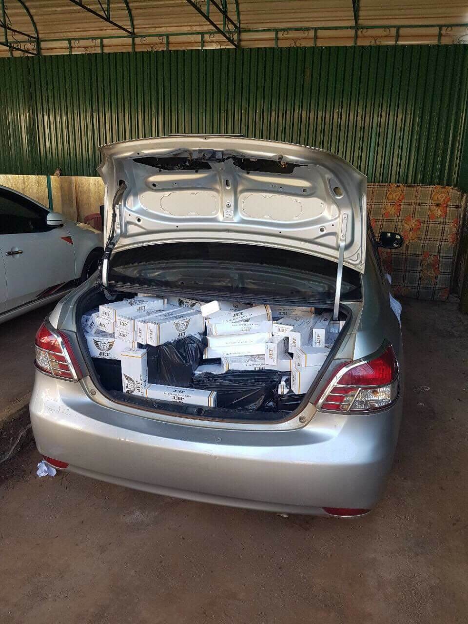 Dừng xe kiểm tra, phát hiện hàng ngàn gói thuốc lá lậu - 1 Thùng xe chứa đầy thuốc lá lậu