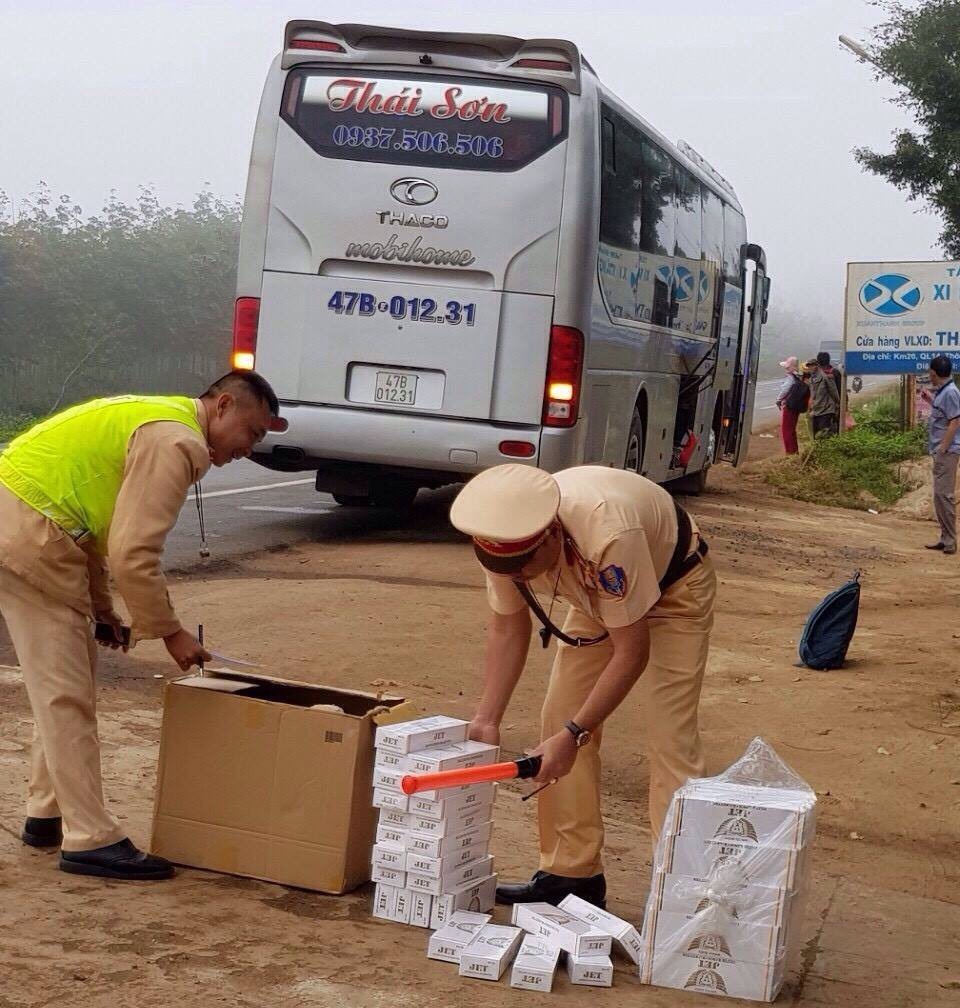 Liên tiếp phát hiện thuốc lá lậu và pháo được chở trên xe khách - 1 Hàng trăm gói thuốc lá lậu được chở trên xe khách