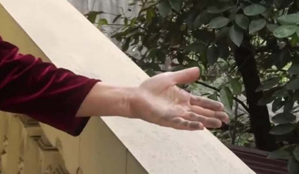 Hàng trăm hộ dân khốn khổ vì ô nhiễm bụi than - 4 Chỉ vài phút dùng giấy hay tay miết nhẹ vào bất cứ ở đâu trong nhà cũng thấy bụi than