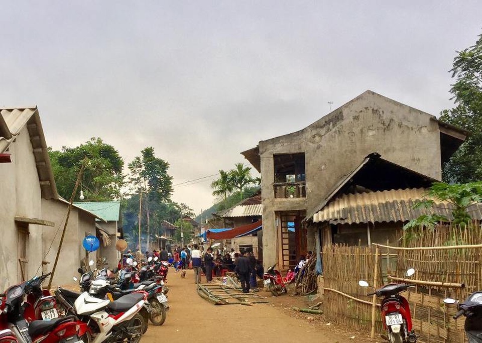 2 vụ án mạng nghiêm trọng trong một ngày, chồng giết vợ, cha hạ sát con - 1 Người thân và hàng xóm đã tổ chức mai táng cho chị H.