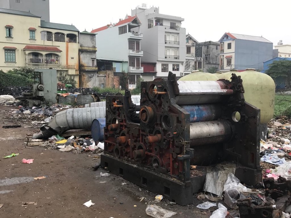 Nơi xảy ra vụ nổ kinh hoàng: Làm giàu nhờ tên lửa, đầu đạn, xe tăng cũ - 5
Đủ loại phế liệu giúp người dân Quan Độ làm giàu.