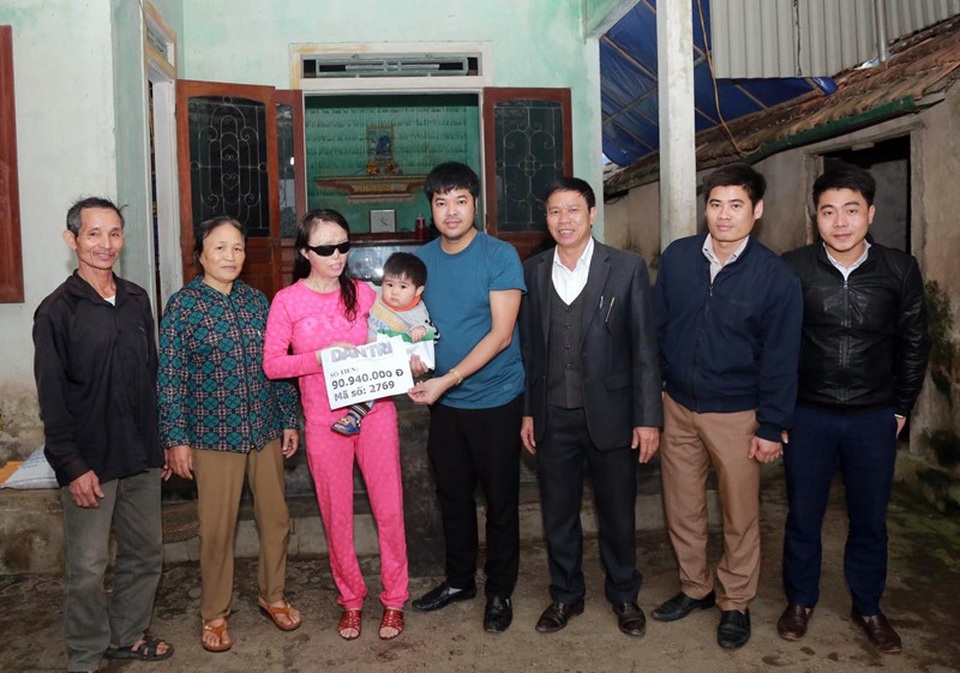 Trao hơn 90 triệu đồng tới cô giáo tiểu học bị kẻ xấu tạt a xít - 3 PV Dân trí trao số tiền 90,940,000 đồng cho mẹ con Lương.