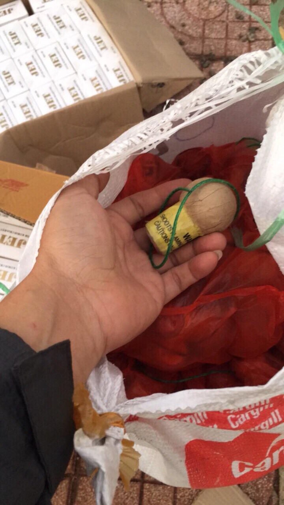 Liên tiếp phát hiện thuốc lá lậu và pháo được chở trên xe khách - 2 Số lượng pháo lớn được chở đi tiêu thụ dịp trước Tết