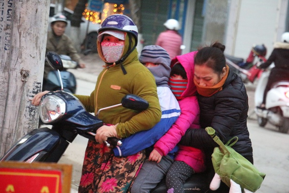 Trẻ em miền Trung hóa... ninja tới trường trong giá rét - 6
Nhiều phụ huynh ở phường Nam Hà, TP Hà Tĩnh cho biết, phải rất chật vật họ mới có thể đưa con tới trường trong buổi giá rét như thế này.