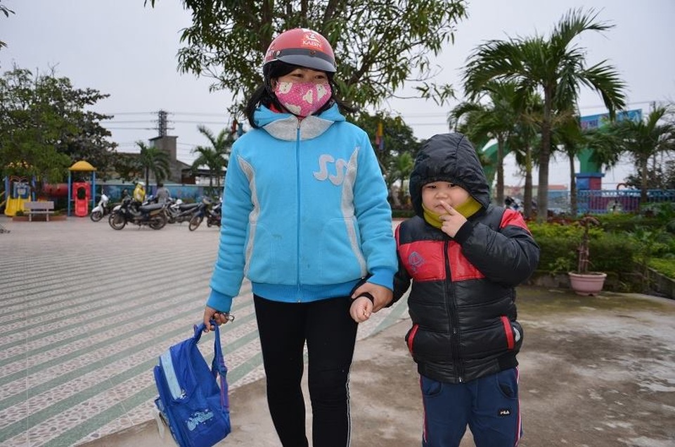 Trẻ em miền Trung hóa... ninja tới trường trong giá rét - 13 Trẻ em miền Trung hóa... ninja tới trường trong giá rét - 13