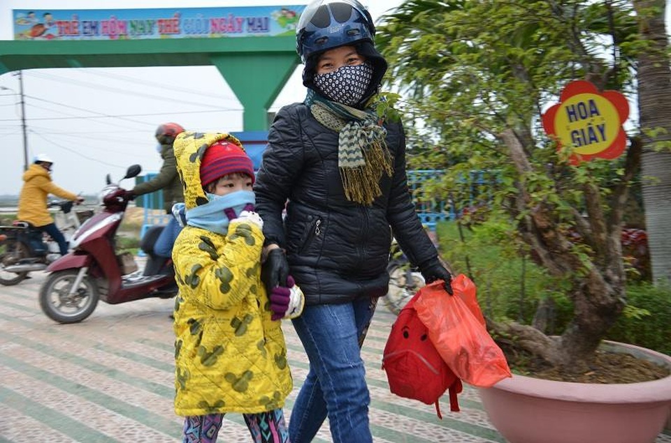 Trẻ em miền Trung hóa... ninja tới trường trong giá rét - 12 Mẹ con cùng nêm chặt áo ấm tới trường.