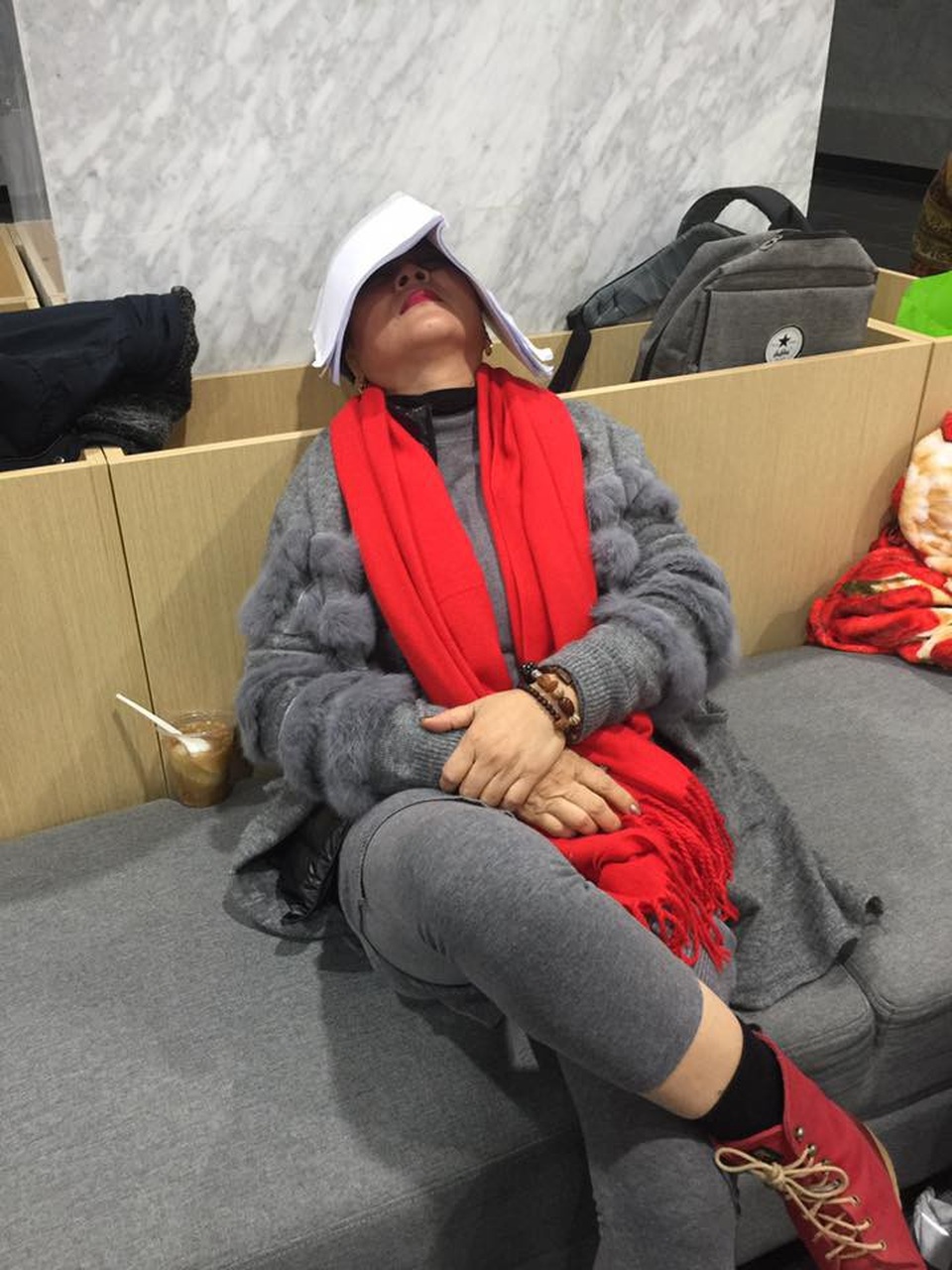 Nghệ sĩ đóng Táo Quân bất ngờ nhận được quà của khán giả giữa đêm khuya - 6 NSƯT Minh Hằng tranh thủ chợp mặt giữa buổi tập trên chiếc sofa.