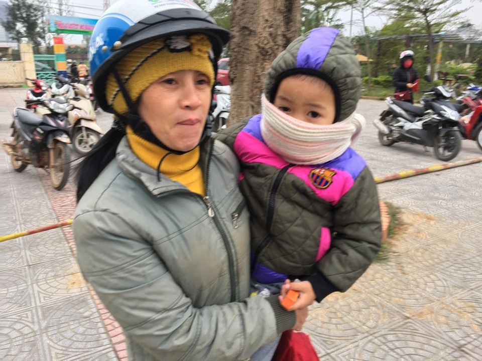 Trẻ em miền Trung hóa... ninja tới trường trong giá rét - 11 Trẻ em miền Trung hóa... ninja tới trường trong giá rét - 11