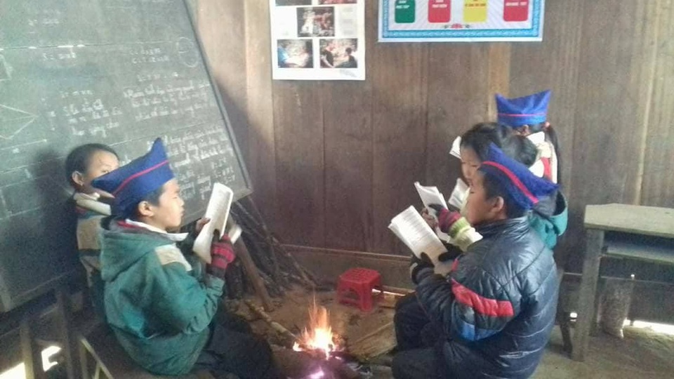 Học sinh Huồi Cọ đốt lửa sưởi ấm học bài trong lớp - 8 Các em học bài ngay cạnh bếp lửa những ngày giá rét.
