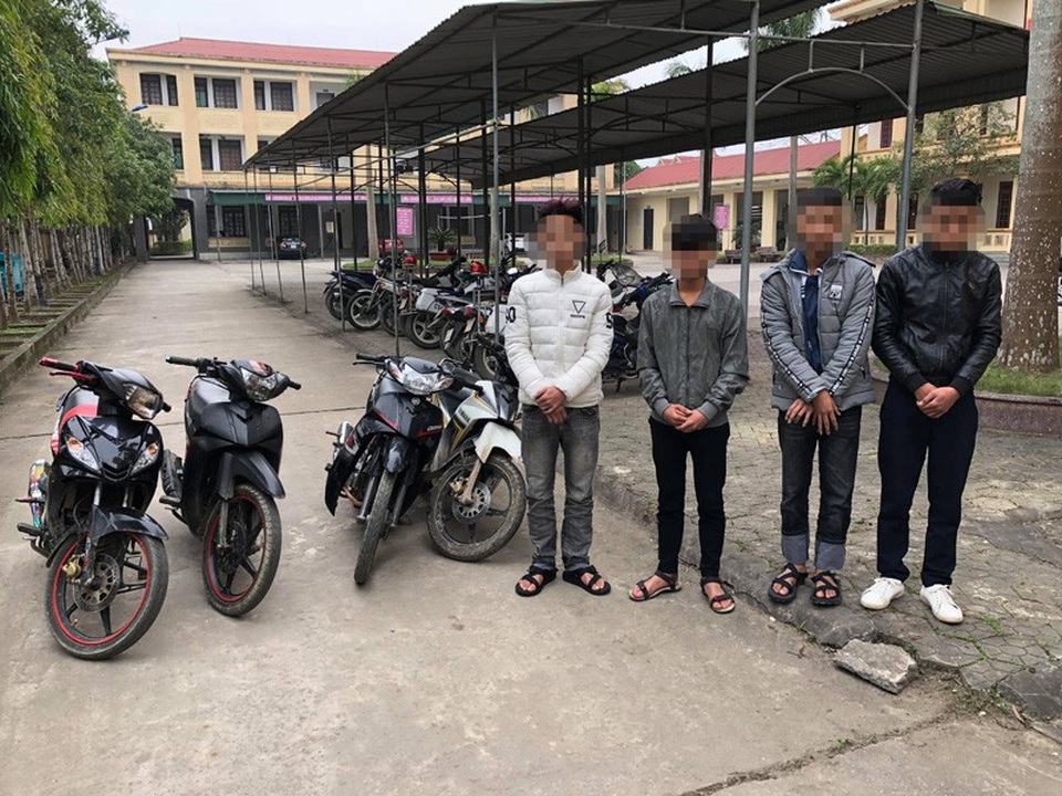 Nghiện game, 4 học sinh rủ nhau trộm hàng loạt xe máy - 1 4 học sinh bị bắt giữ cùng tang vật vụ án.