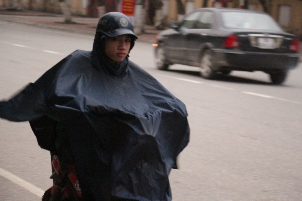 Trẻ em miền Trung hóa... ninja tới trường trong giá rét - 8
Học sinh trường THPT Phan Đình Phùng, TP Hà Tĩnh, chọn áo mưa làm phương tiện tránh rét.