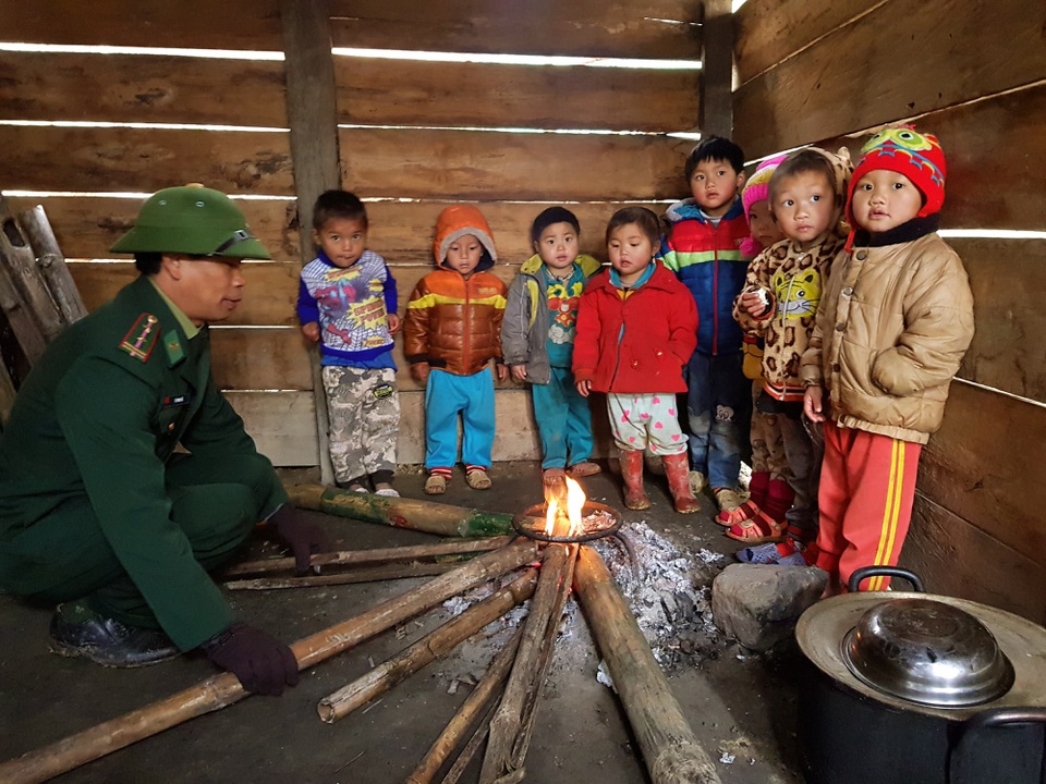 Học sinh Huồi Cọ đốt lửa sưởi ấm học bài trong lớp - 10
Để giữ ấm cho trẻ, các thầy cô kiếm củi nhóm lửa sưởi ấm cho các cháu