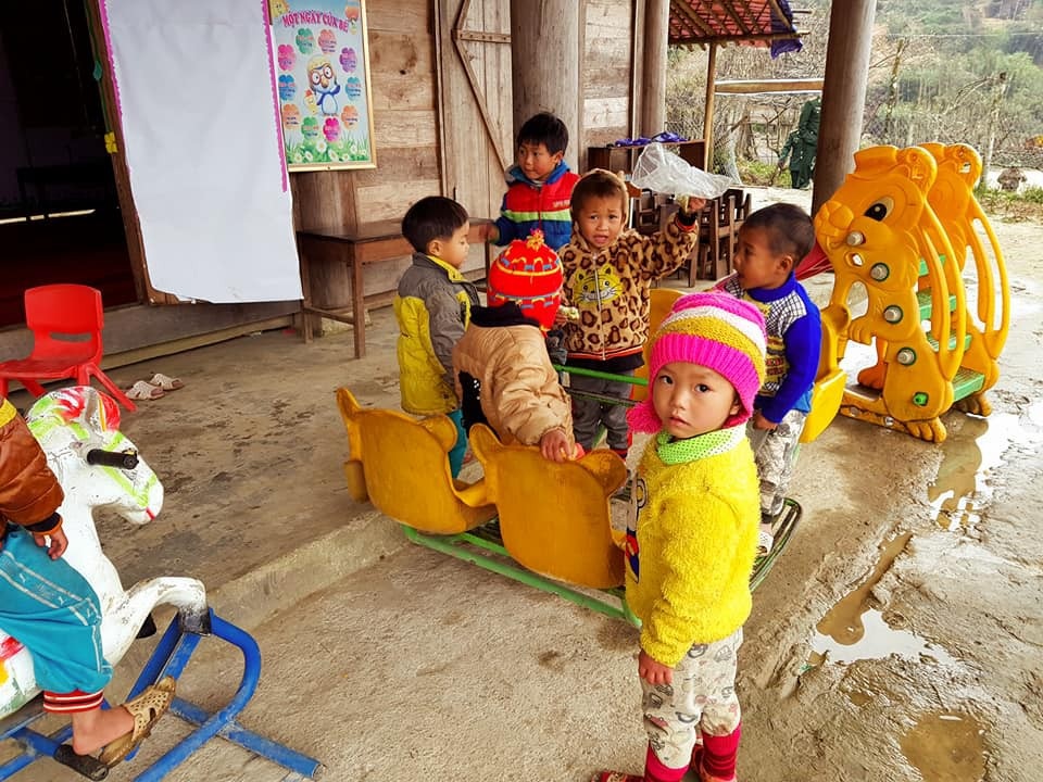 Học sinh Huồi Cọ đốt lửa sưởi ấm học bài trong lớp - 11
Trẻ vẫn vui chơi hồn nhiên trong giá rét
