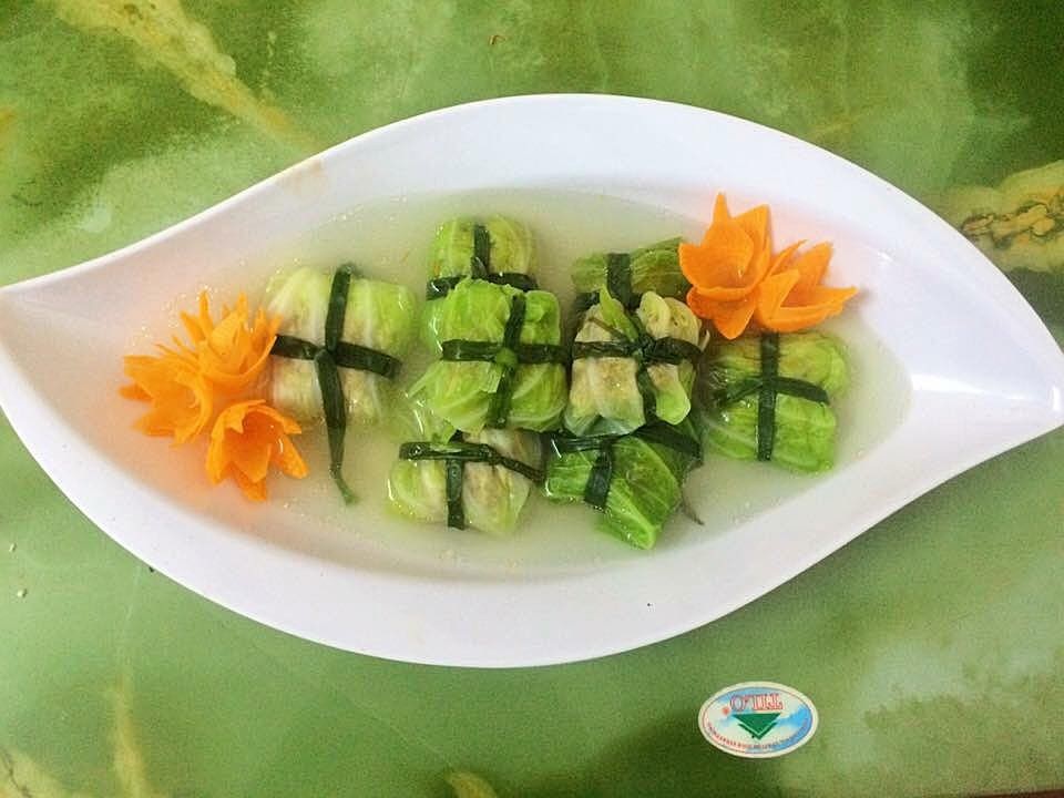 Mâm cơm gây sốt “đẹp chẳng nỡ ăn” của 9x Phú Thọ - 12 Canh bắp cải cuộn thịt