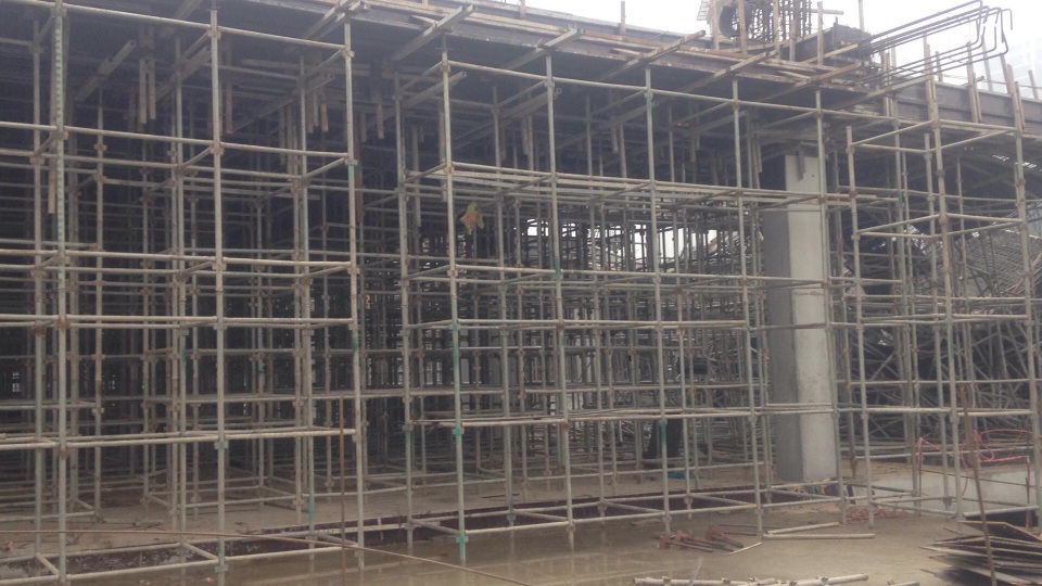 Sập giàn giáo ở Hà Nội, 6 người thương vong - 5
Hình ảnh bên trong hiện trường vụ sập giàn giáo