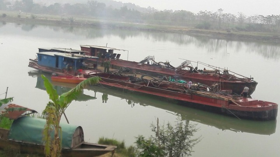 Bắt 3 tàu đang khai thác cát trái phép - 1 Một trong những chiếc tàu cát bị bắt giữ vào đêm ngày 17/1